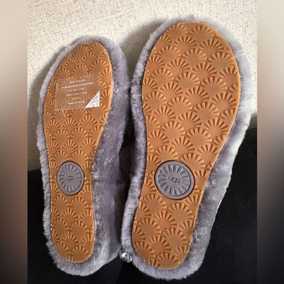 UGG Brand New Fluff Yeah Slide
Sandals Size 5 - Gray - Picture 8 of 17